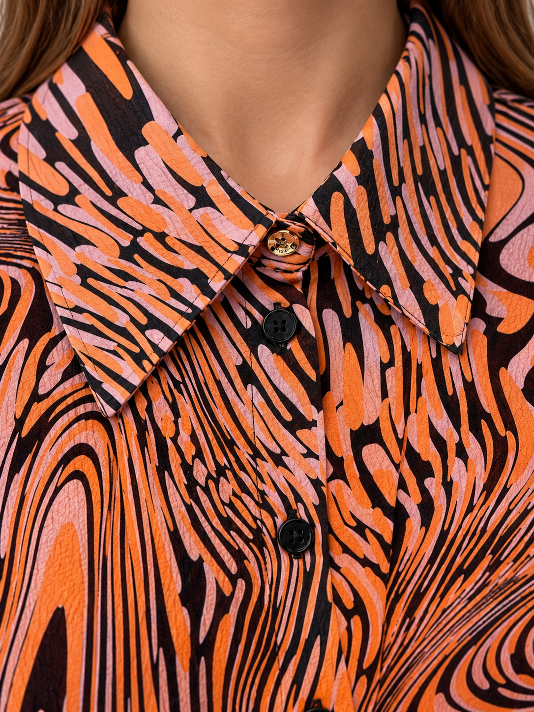 Camicia Pinko donna fantasia arancione rosa e nera - dettaglio su modella virtuale