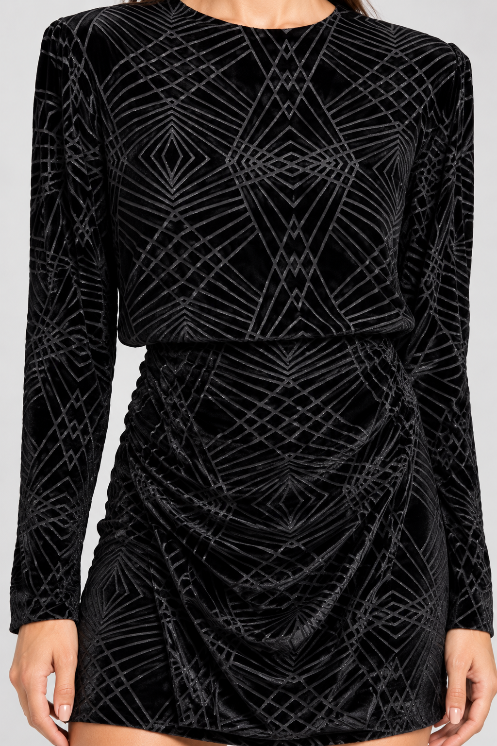 Abito Pinko nero geometrico – dettaglio su modella