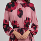 Abito Pinko rosa floreale – dettaglio su modella