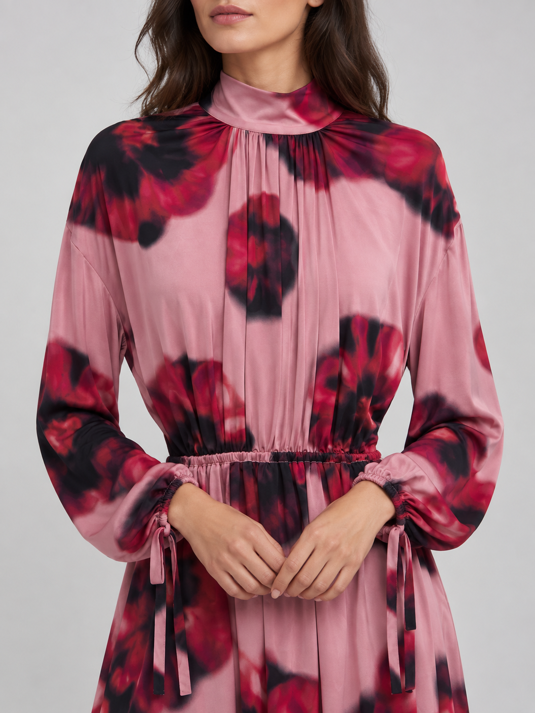 Abito Pinko rosa floreale – dettaglio su modella