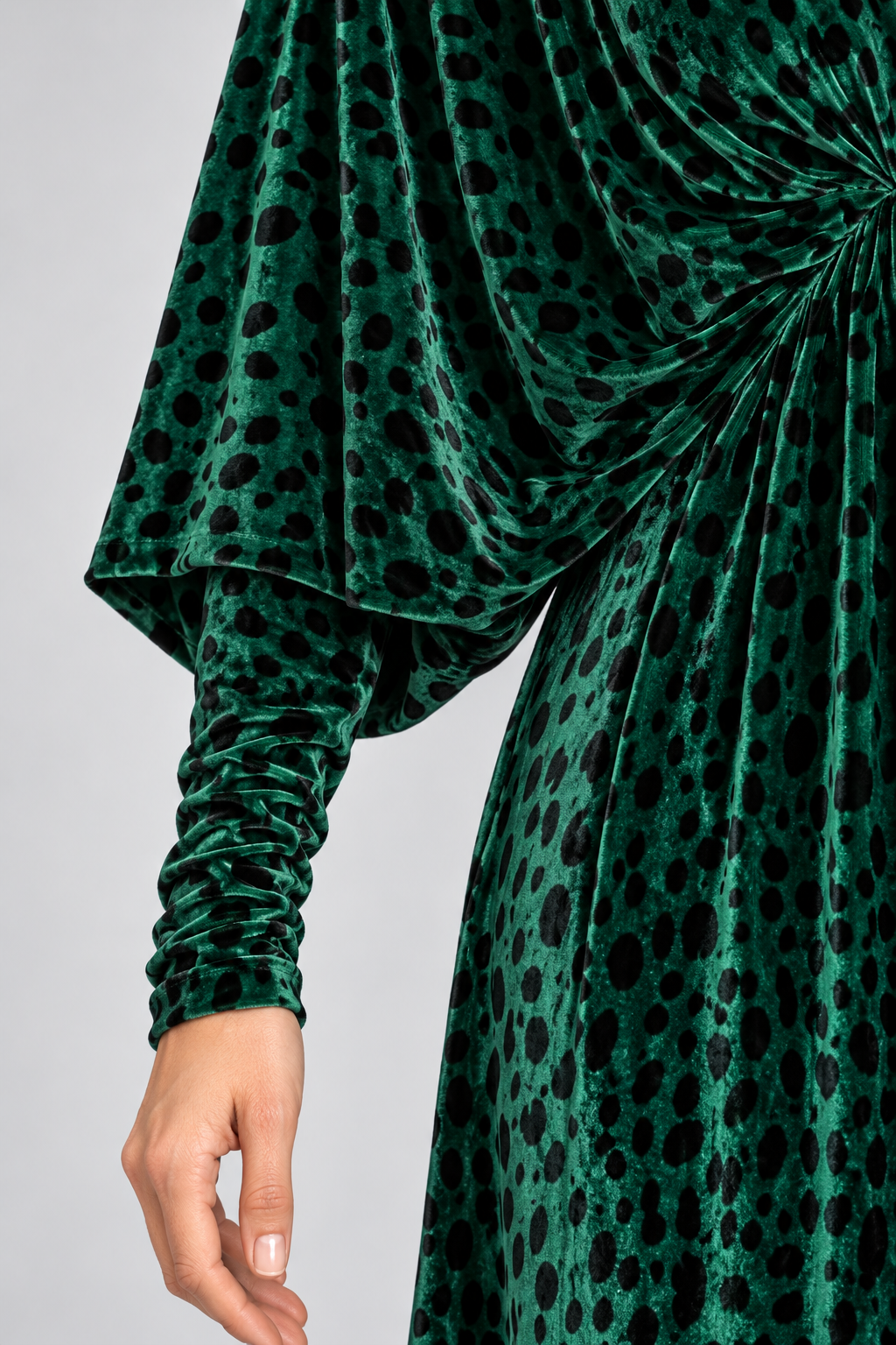 Abito Pinko verde maculato – dettaglio su modella