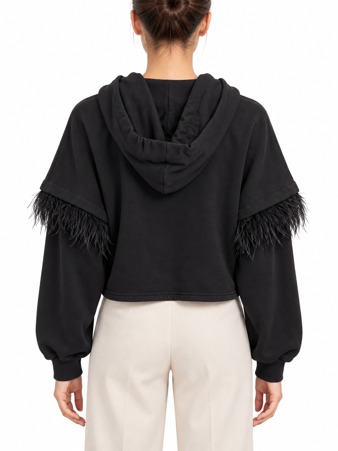 Pinko Felpa crop nera con cappuccio e inserti effetto piume – retro su modella virtuale