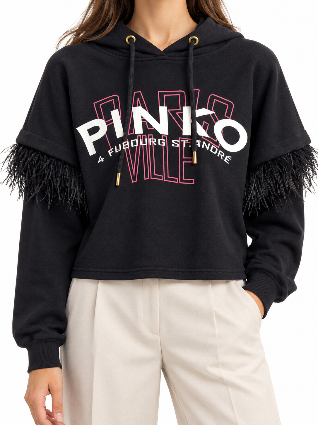 Pinko Felpa crop nera con cappuccio e inserti effetto piume – dettaglio su modella virtuale