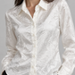 Camicia bianco giglio crinkle – dettaglio su modella