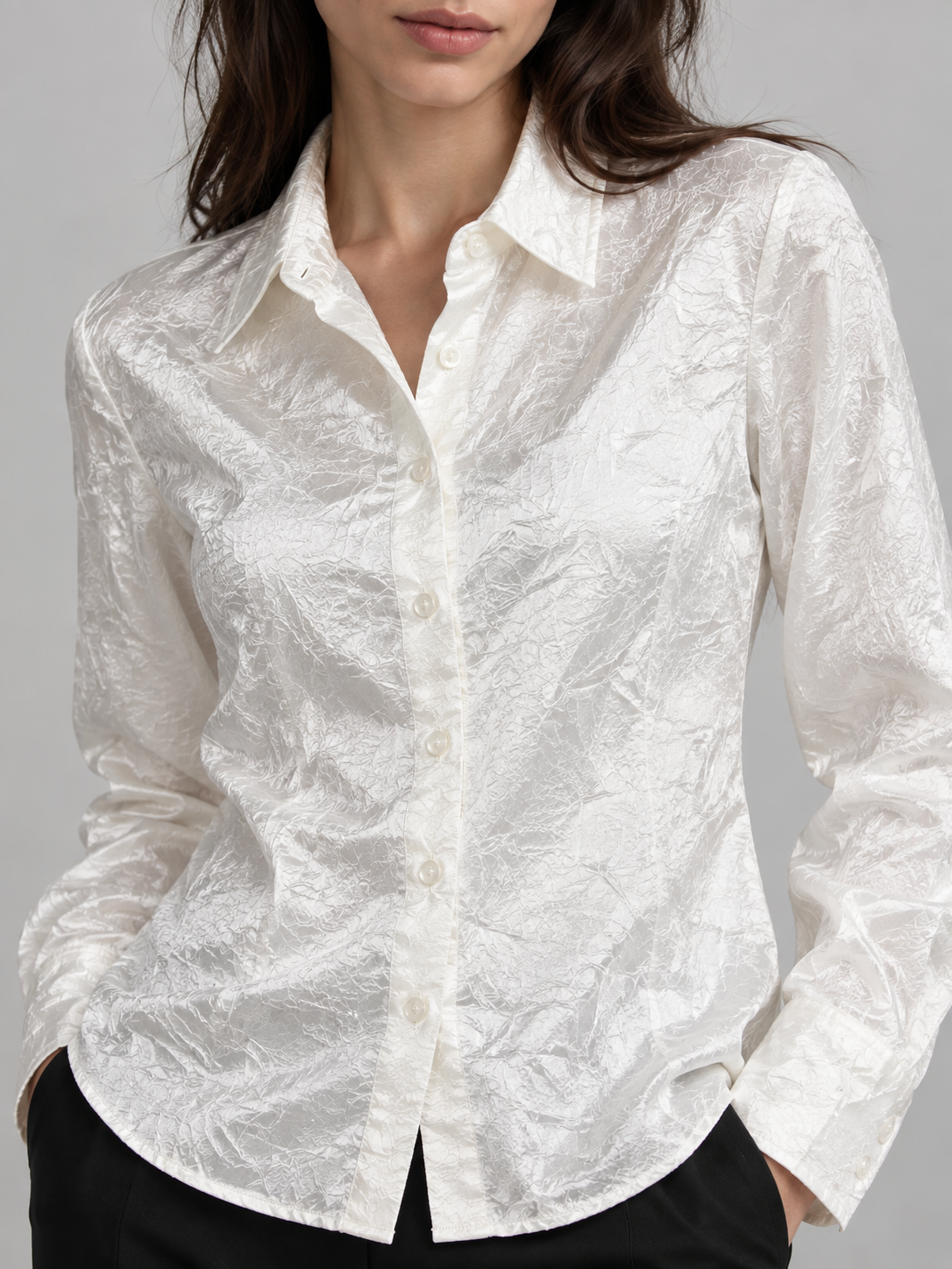 Camicia bianco giglio crinkle – dettaglio su modella