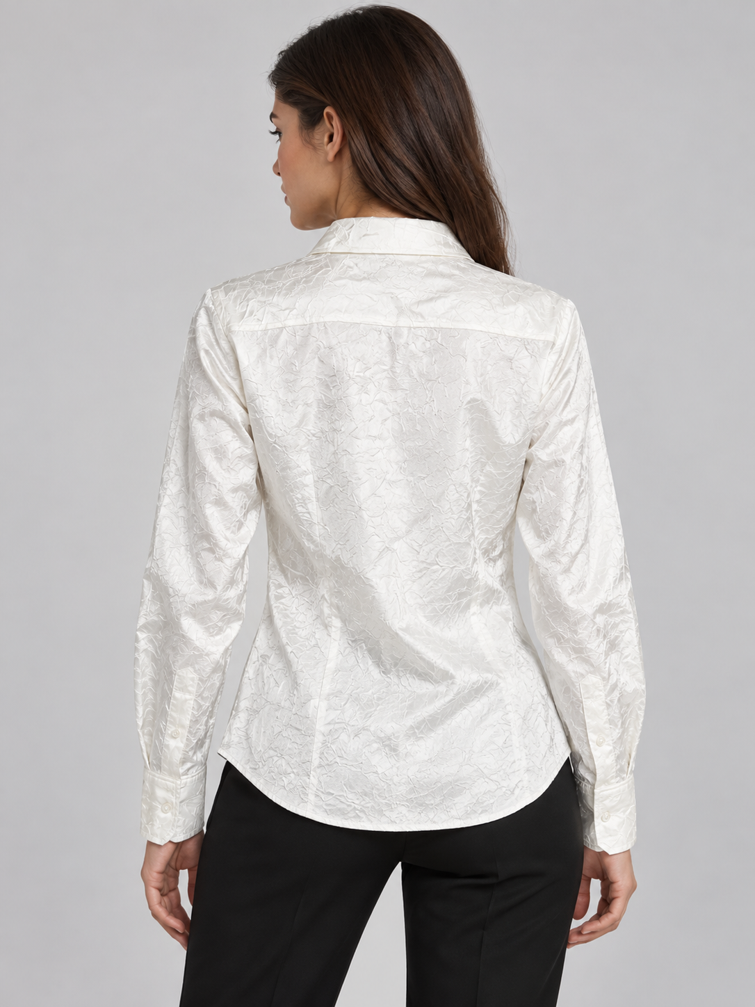 Camicia bianco giglio crinkle – retro su modella
