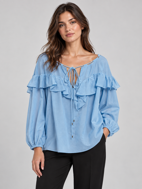 Blusa azzurro cielo con volant e laccetti – fronte su modella