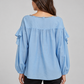 Blusa azzurro cielo con volant e laccetti – retro su modella