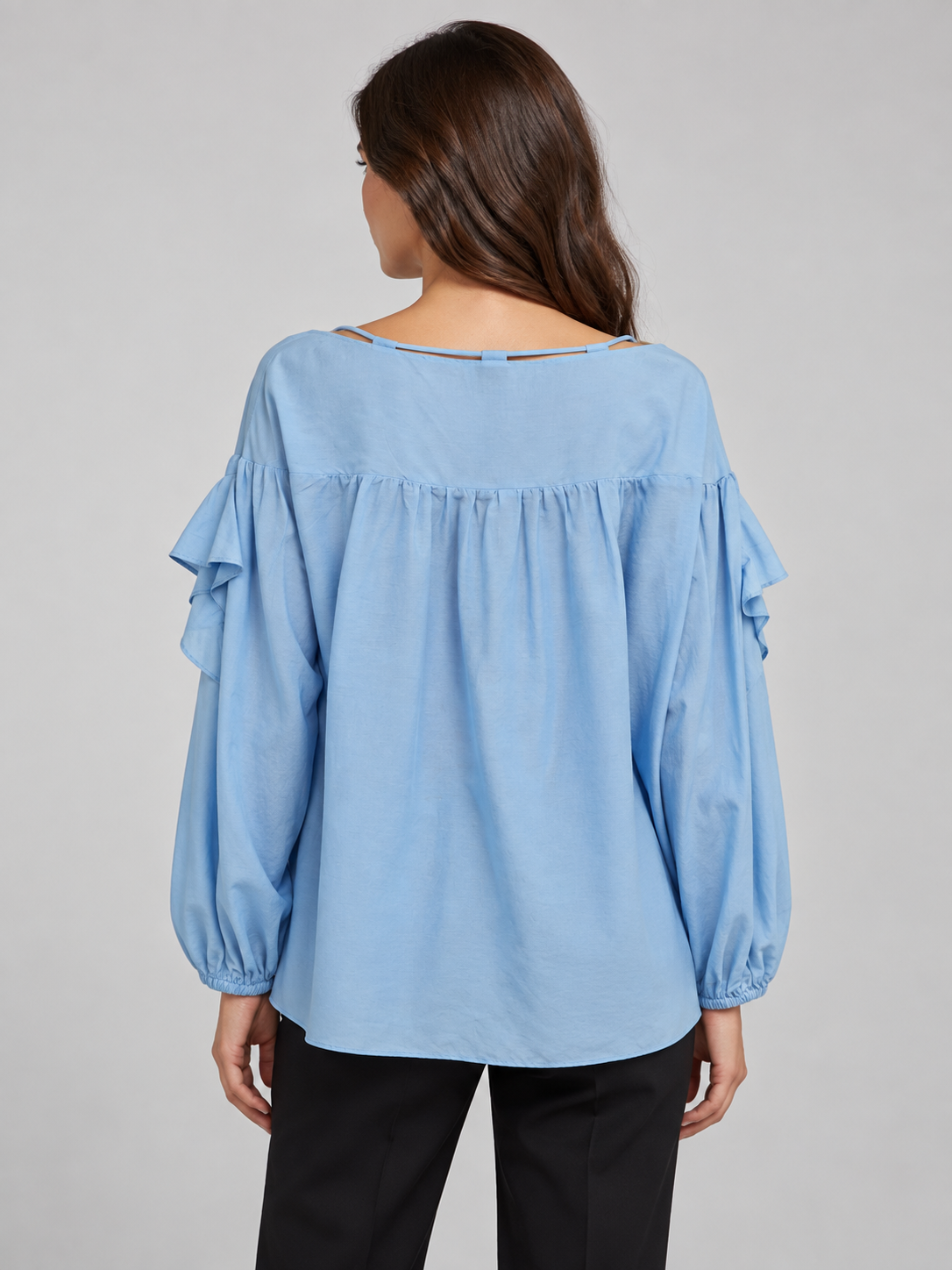 Blusa azzurro cielo con volant e laccetti – retro su modella