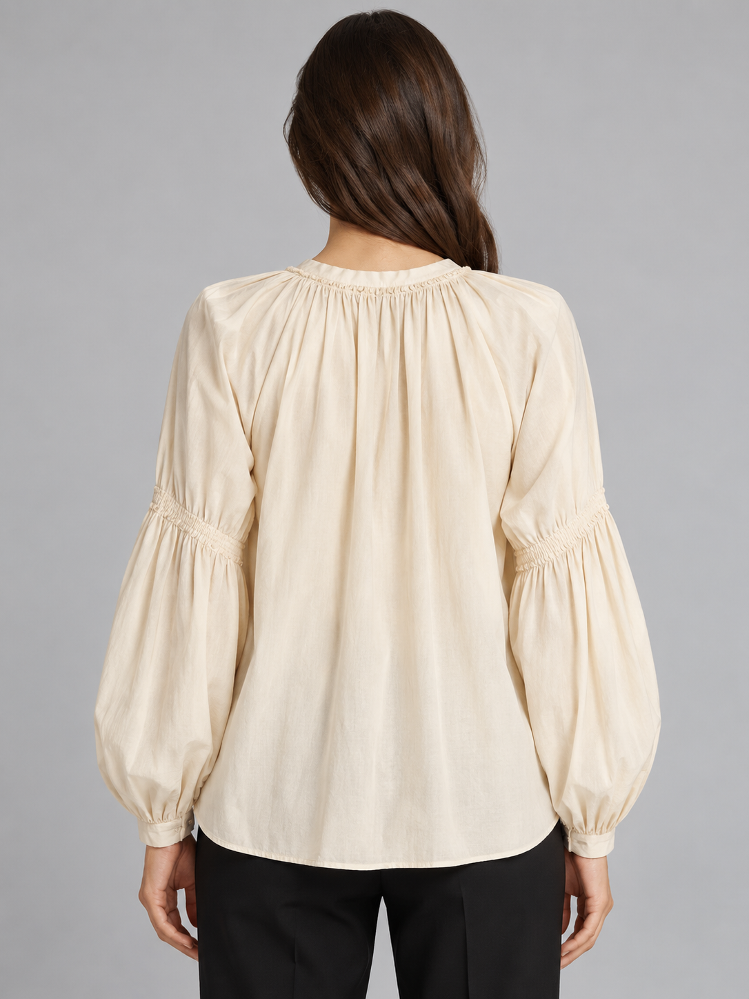 Blusa panna con scollo arricciato e laccetti, lunghe maniche morbide – retro su modella