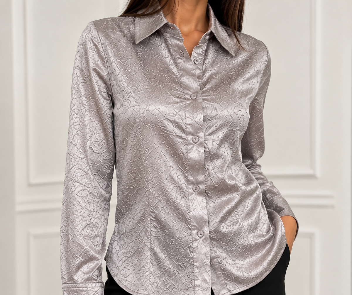 Camicia Pinko grigio argento - dettaglio su modella
