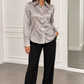 Camicia Pinko grigio argento effetto crinkle - fronte su modella