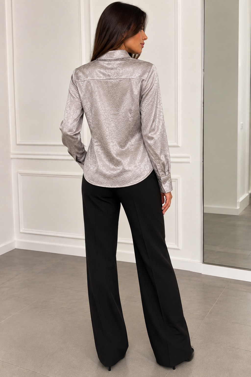 Camicia Pinko grigio argento effetto crinkle - retro su modella
