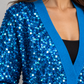 Cardigan blu acceso con paillettes blu e bordi in maglia blu – dettaglio su modella
