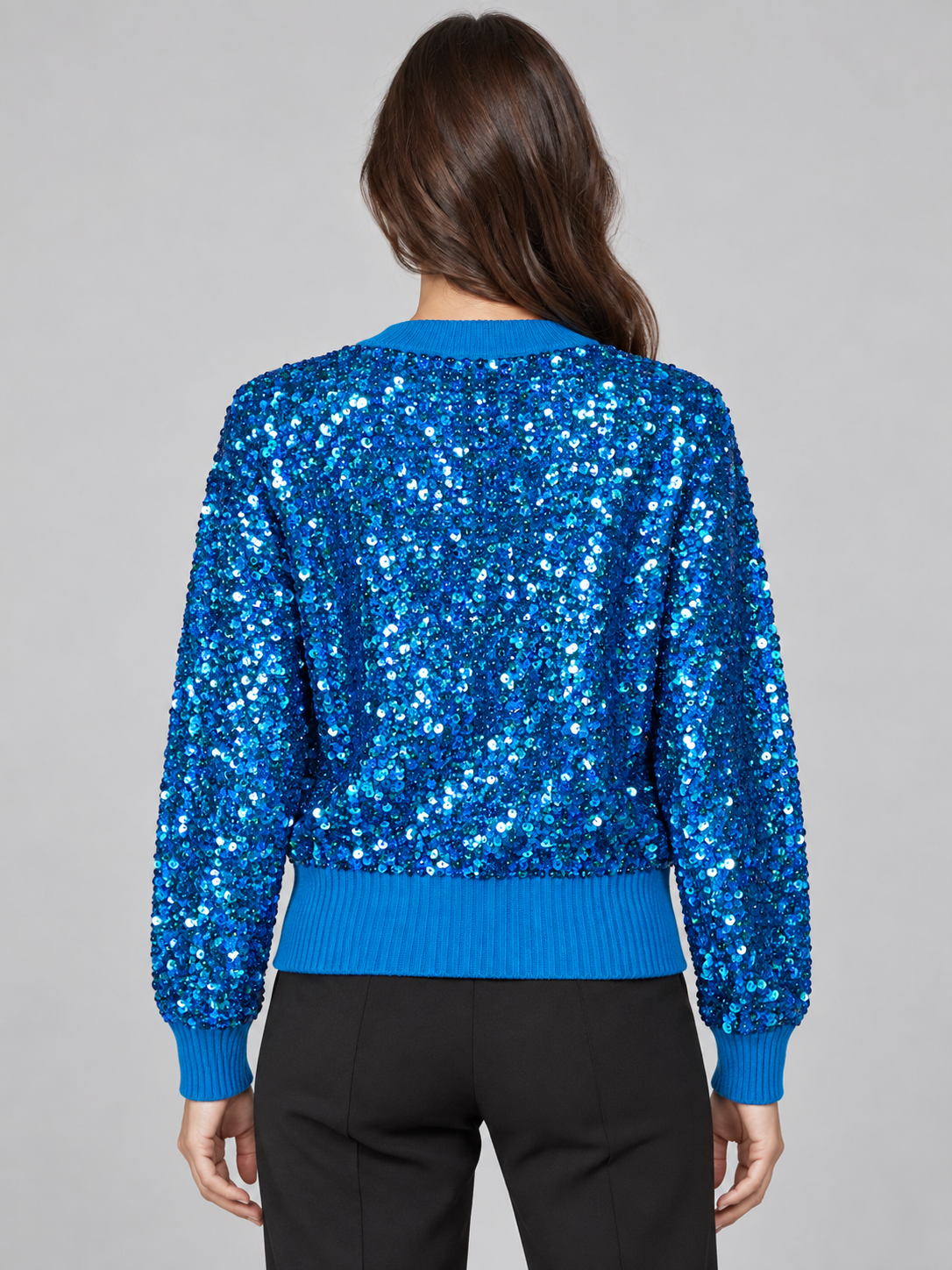 Cardigan blu acceso con paillettes blu e bordi in maglia blu – retro su modella