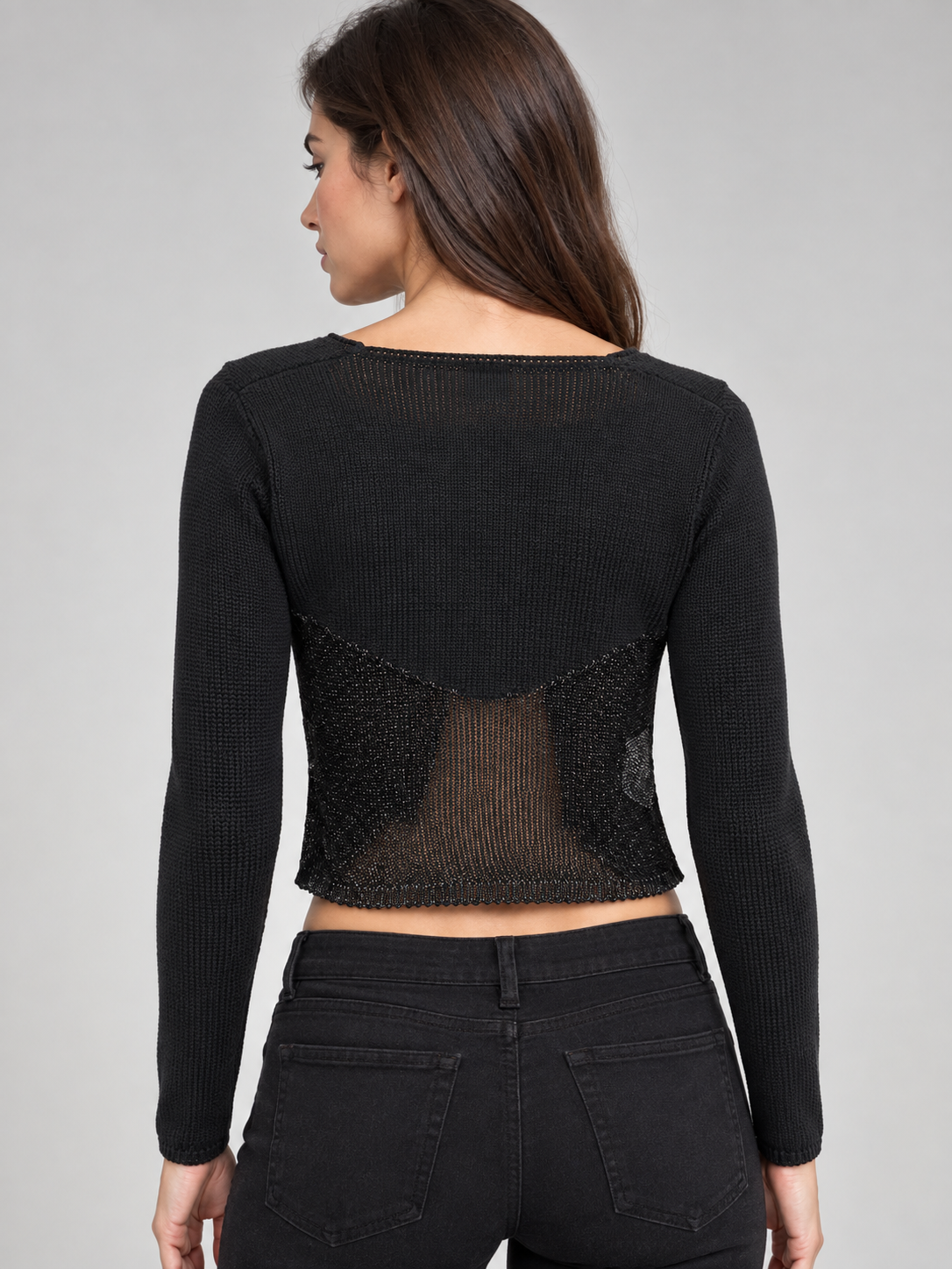 Cardigan nero cropped con pannelli traforati e piccola chiusura dorata – retro su modella