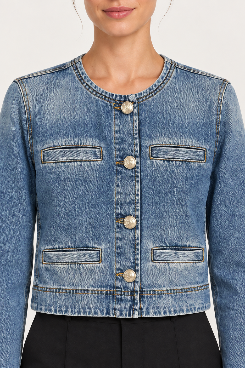 Giacca Pinko denim su modella dettaglio