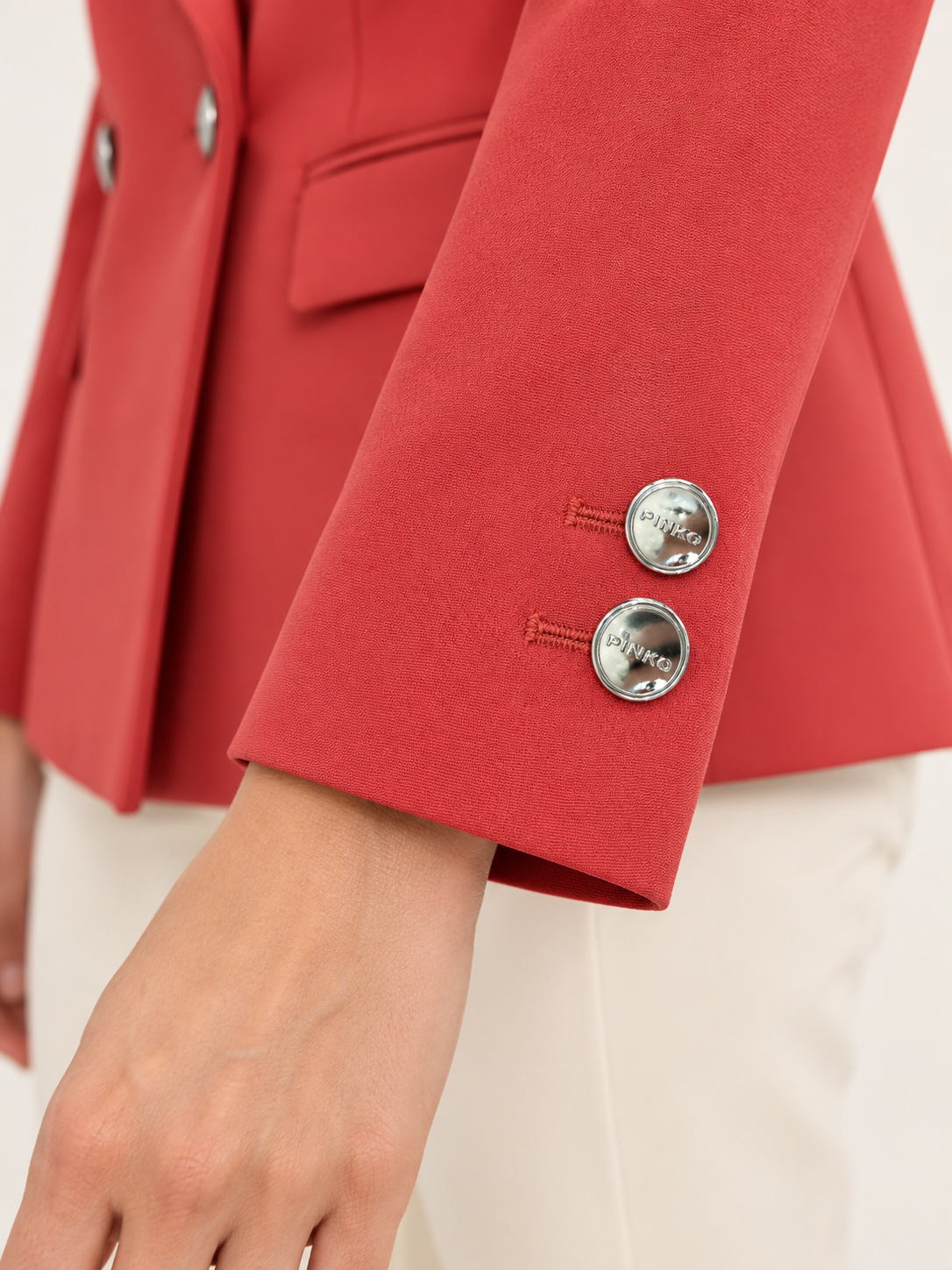 Giacca Pinko doppiopetto rosso corallo su modella — dettaglio