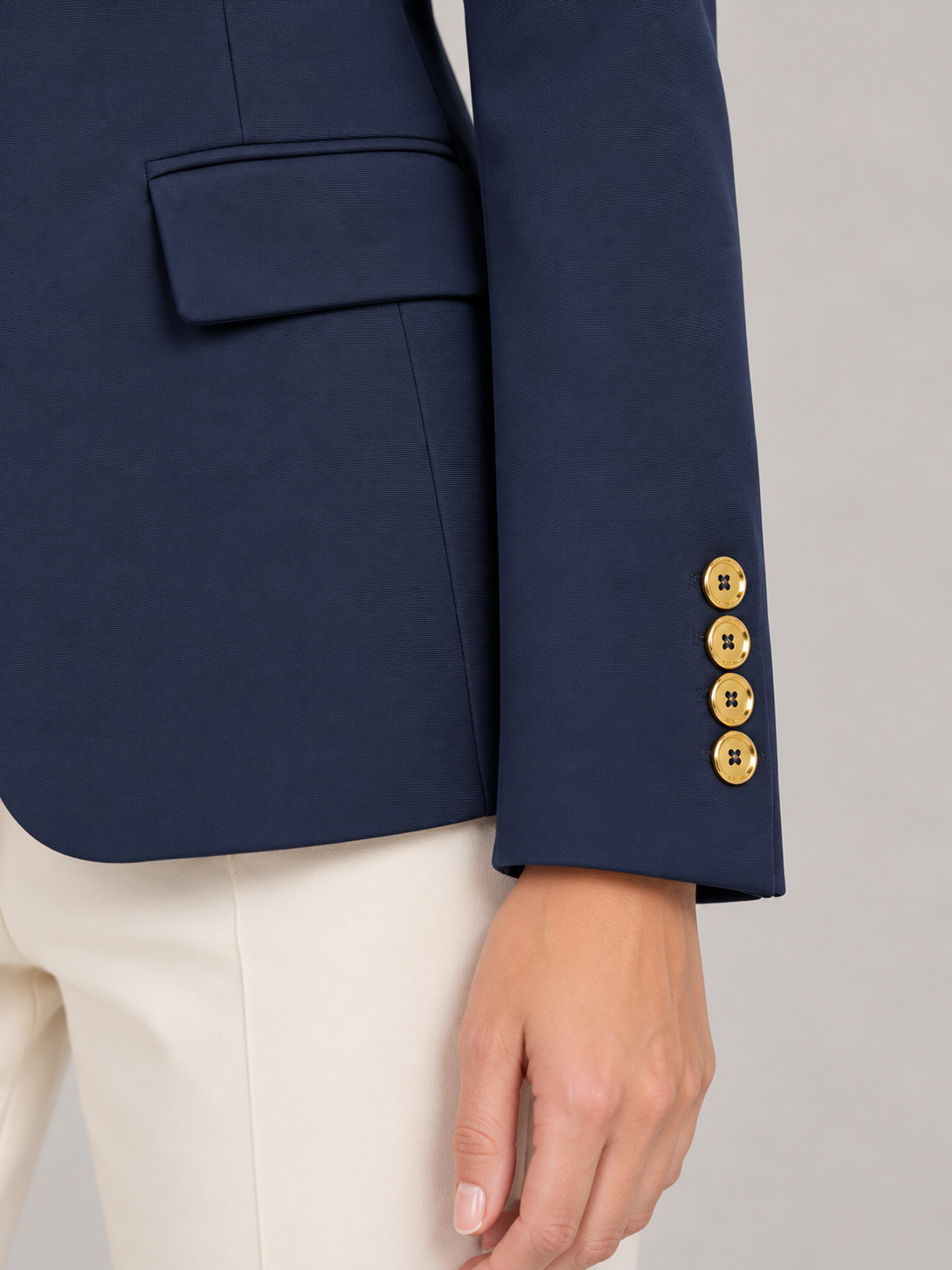 Giacca Pinko blu con bottoni dorati su modella – dettaglio