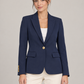 Giacca Pinko blu con bottoni dorati su modella – fronte