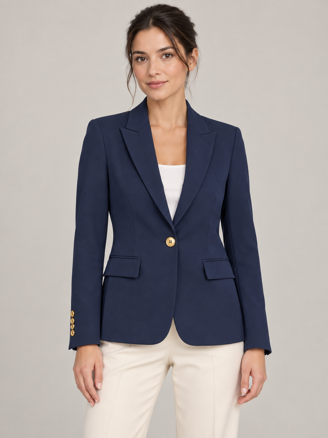 Giacca Pinko blu con bottoni dorati su modella – fronte