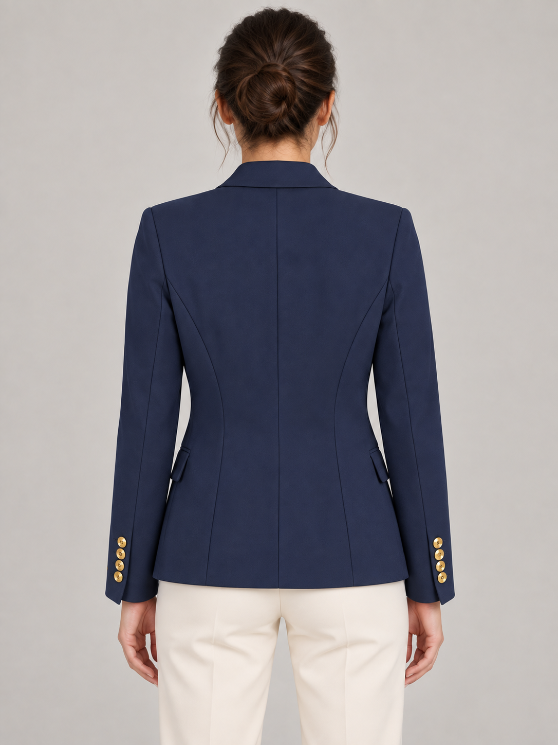 Giacca Pinko blu con bottoni dorati su modella – retro