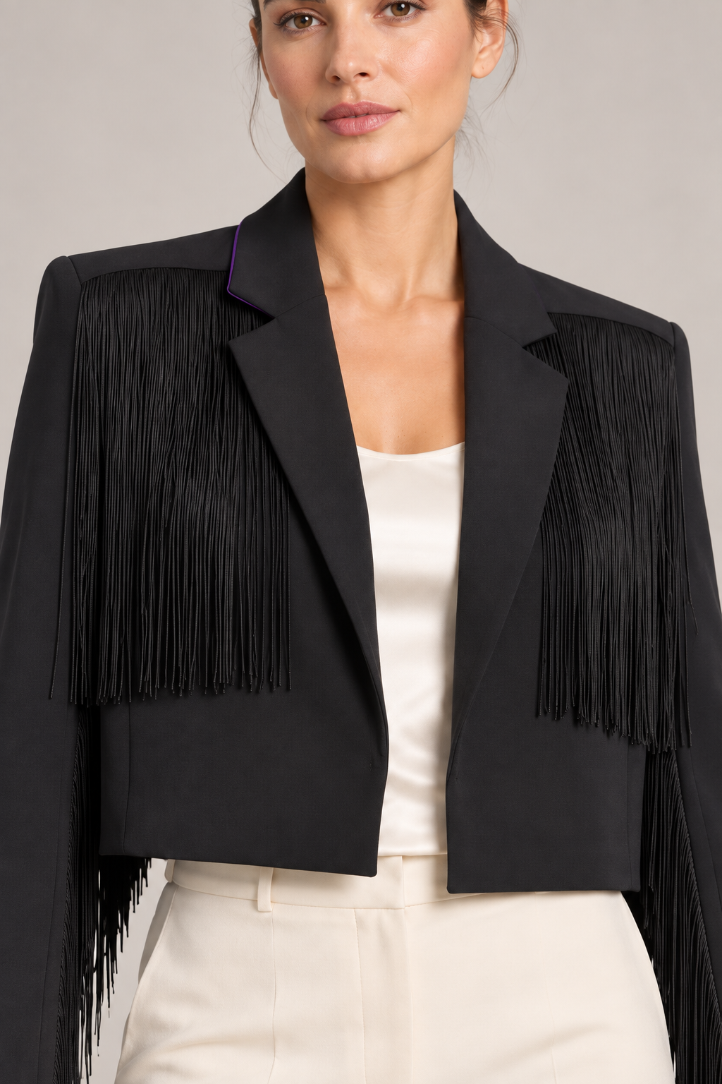 Giacca Pinko nera con frange su modella – dettaglio