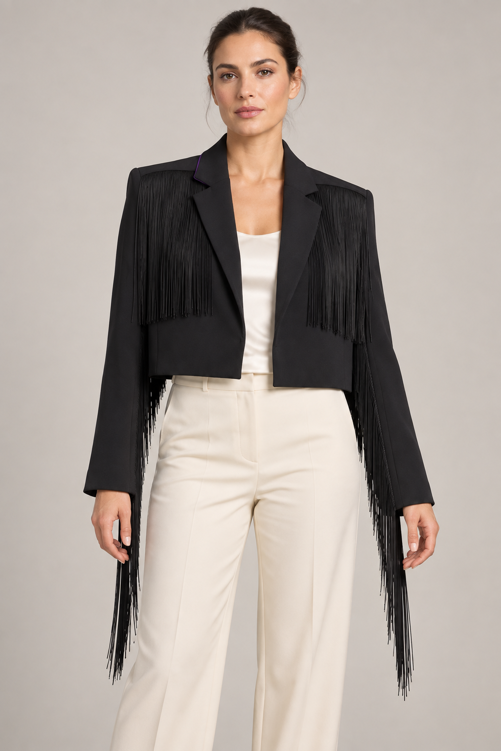 Giacca Pinko nera con frange su modella – fronte