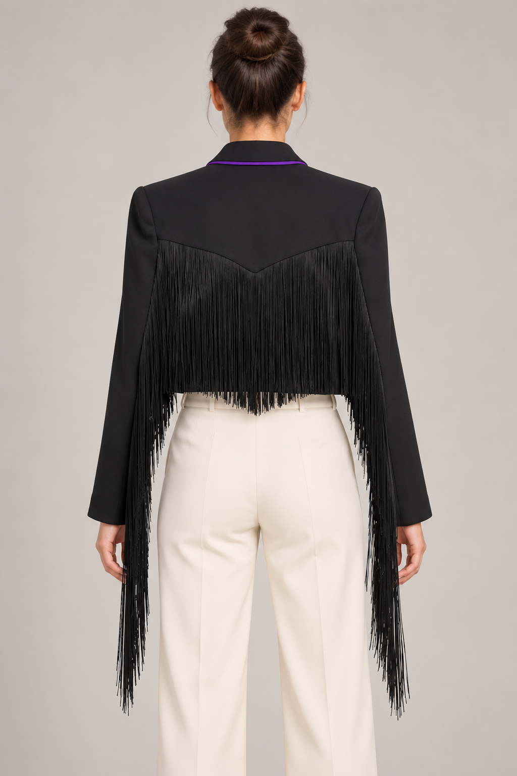 Giacca Pinko nera con frange su modella – retro