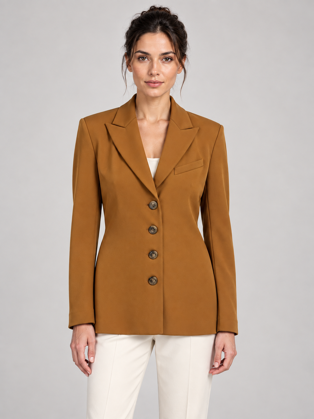 Giacca Pinko ocra con arricciature – fronte su modella
