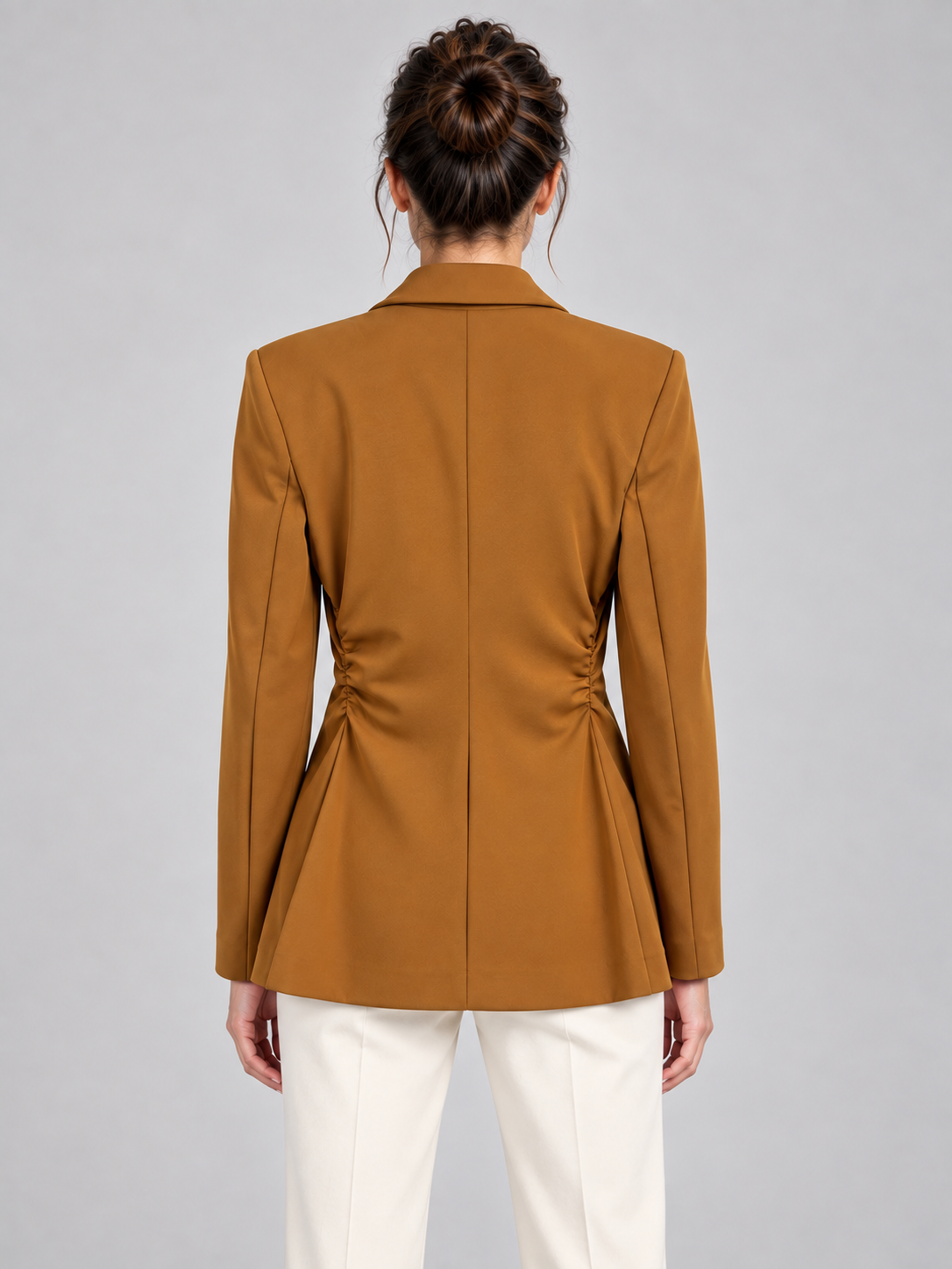Giacca Pinko ocra con arricciature – retro su modella