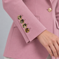 Giacca Pinko rosa con bottoni dorati – dettaglio su modella