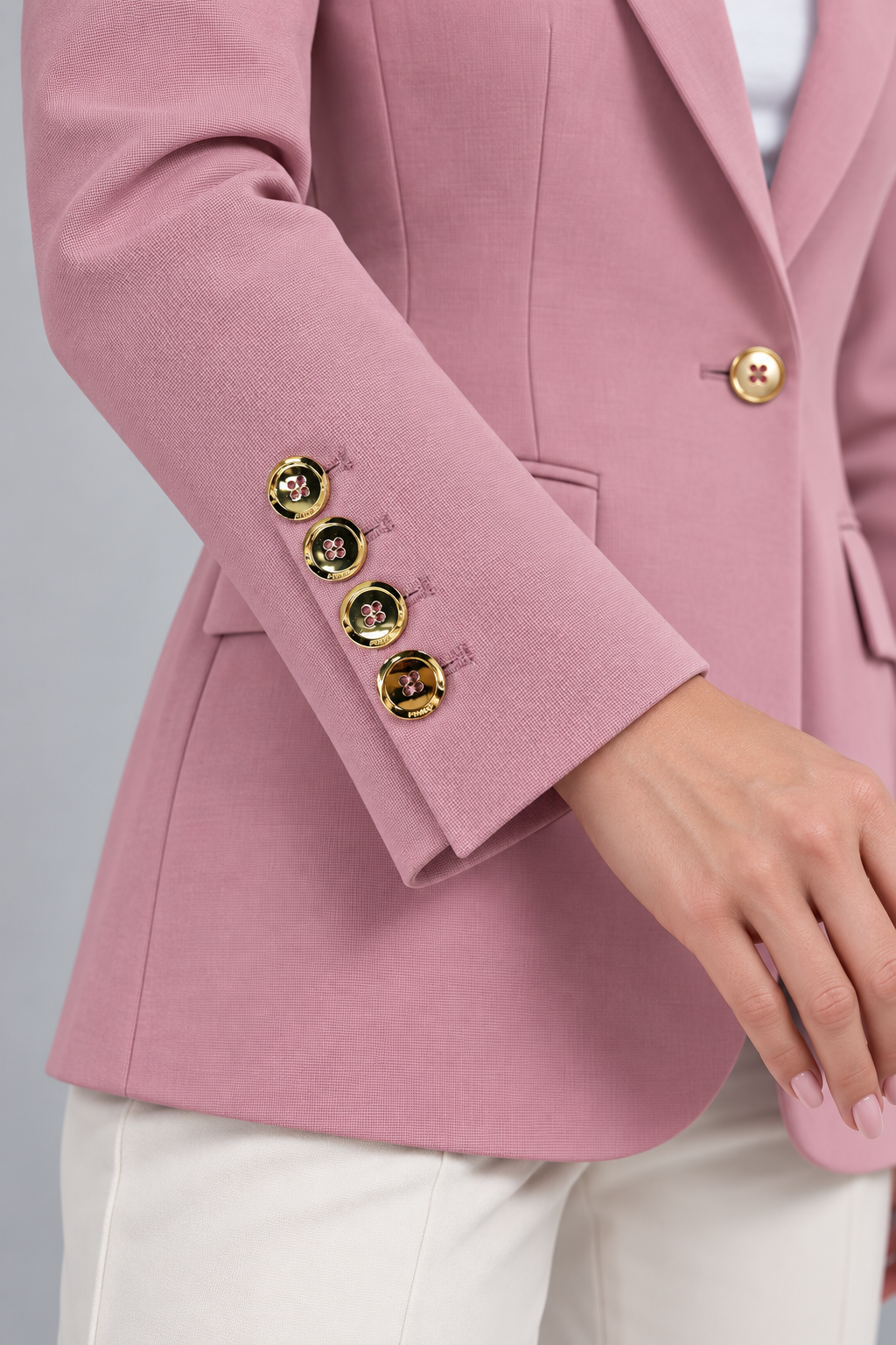 Giacca Pinko rosa con bottoni dorati – dettaglio su modella