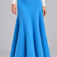 Gonna lunga Pinko azzurra su modella – dettaglio