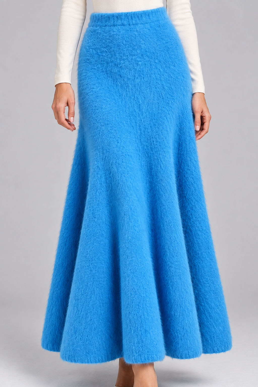 Gonna lunga Pinko azzurra su modella – dettaglio