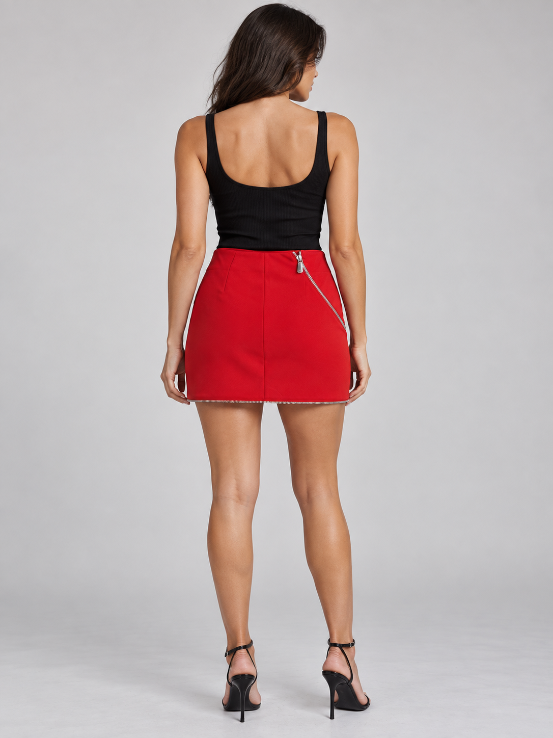 Gonna rossa corta con zip argento diagonale sul davanti e lungo fondo – retro su modella