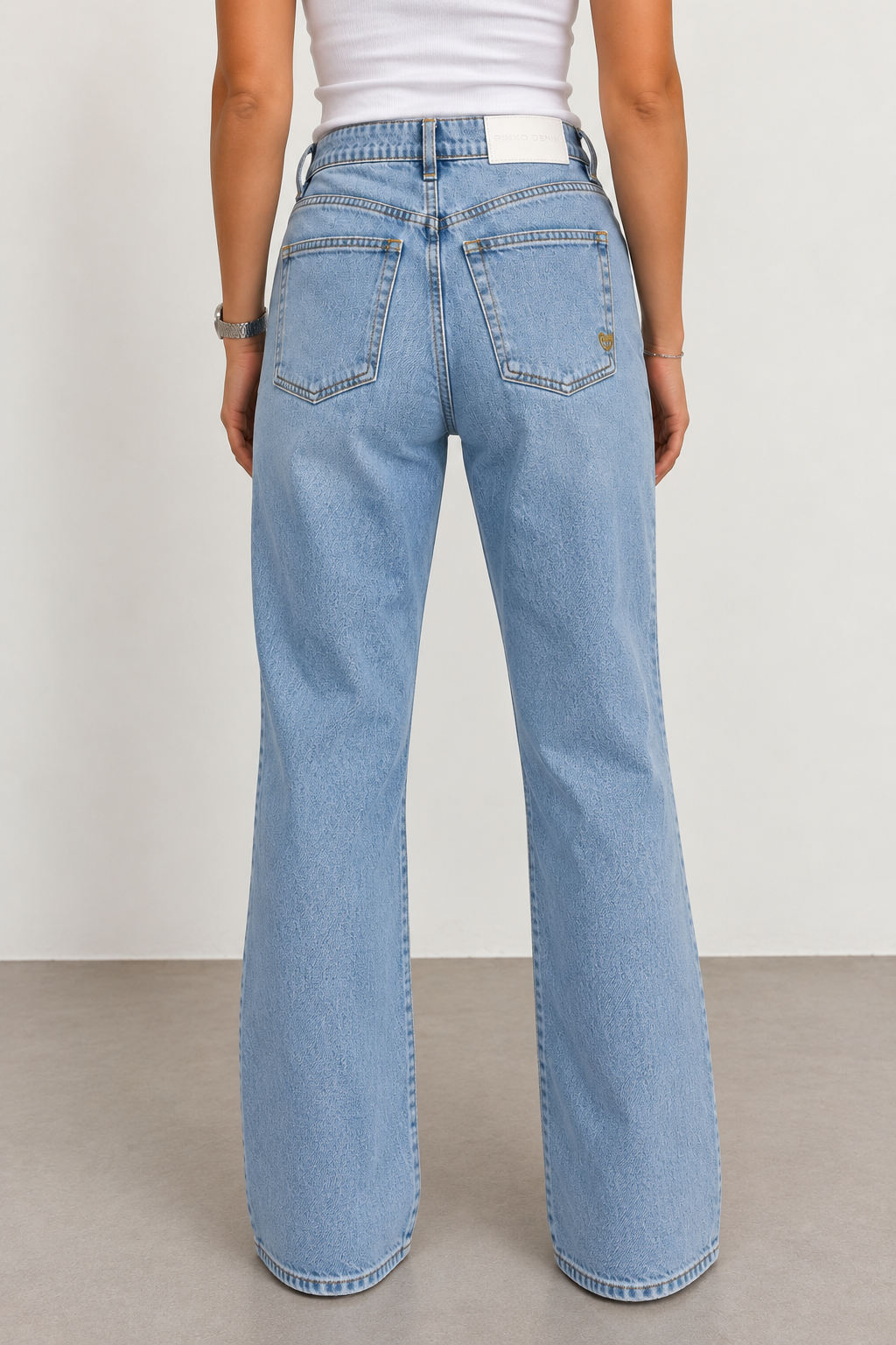 Pinko jeans azzurro chiaro - retro su modella