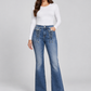 Jeans blu svasati con lacci e occhielli sul davanti – fronte su modella