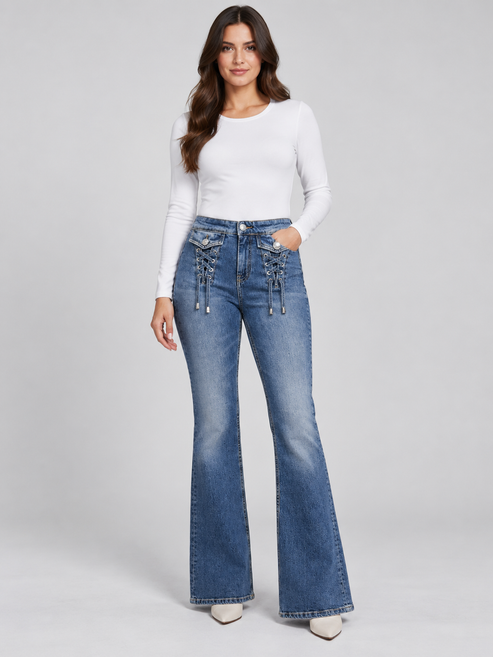 Jeans blu svasati con lacci e occhielli sul davanti – fronte su modella
