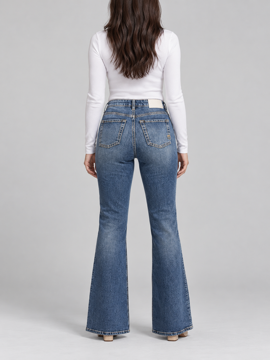 Jeans blu svasati con lacci e occhielli sul davanti – retro su modella