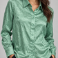 Camicia verde menta crinkle – dettaglio su modella
