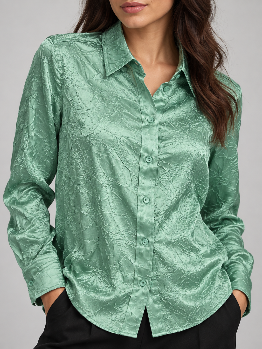 Camicia verde menta crinkle – dettaglio su modella
