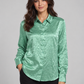 Camicia verde menta crinkle – fronte su modella