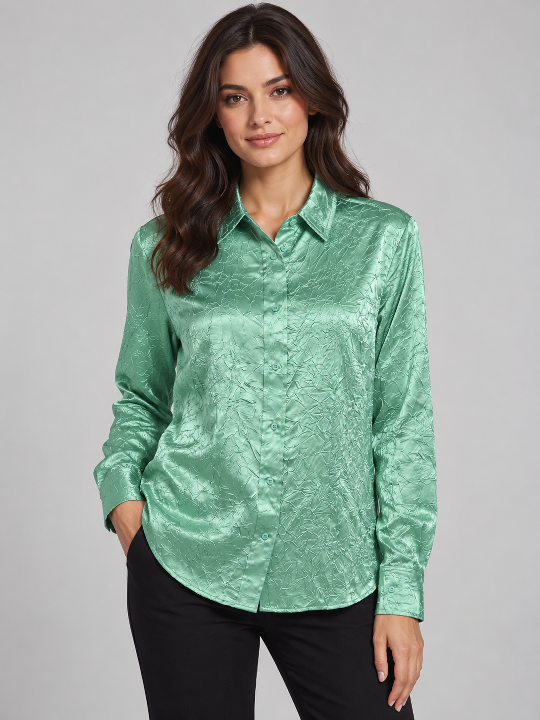 Camicia verde menta crinkle – fronte su modella