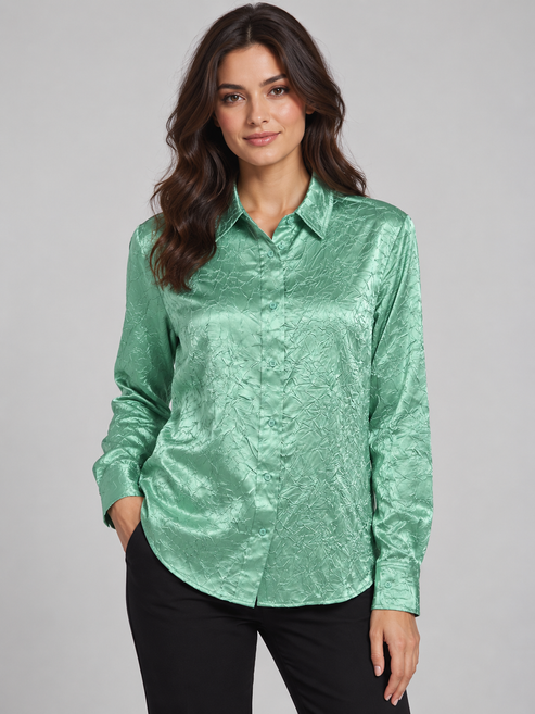 Camicia verde menta crinkle – fronte su modella