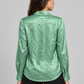Camicia verde menta crinkle – retro su modella
