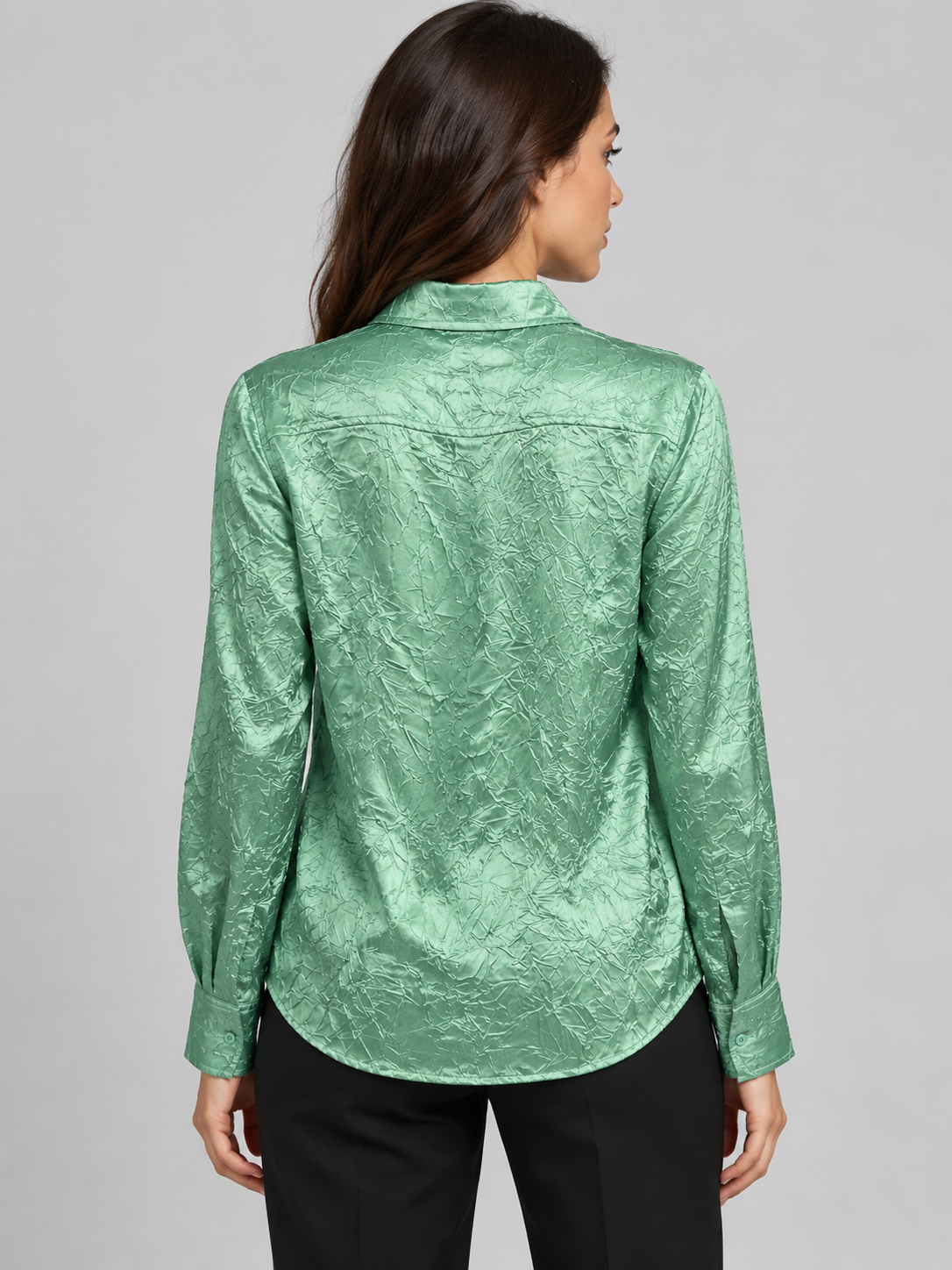 Camicia verde menta crinkle – retro su modella