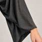 Abito Pinko antracite drappeggiato con scollo a V — dettaglio su modella (immagine generata con AI)