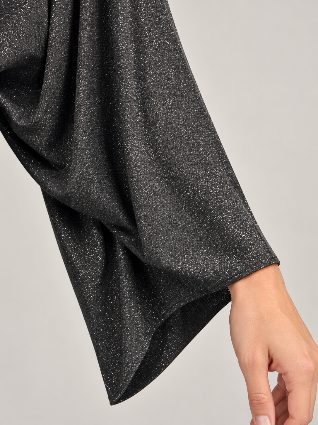 Abito Pinko antracite drappeggiato con scollo a V — dettaglio su modella (immagine generata con AI)