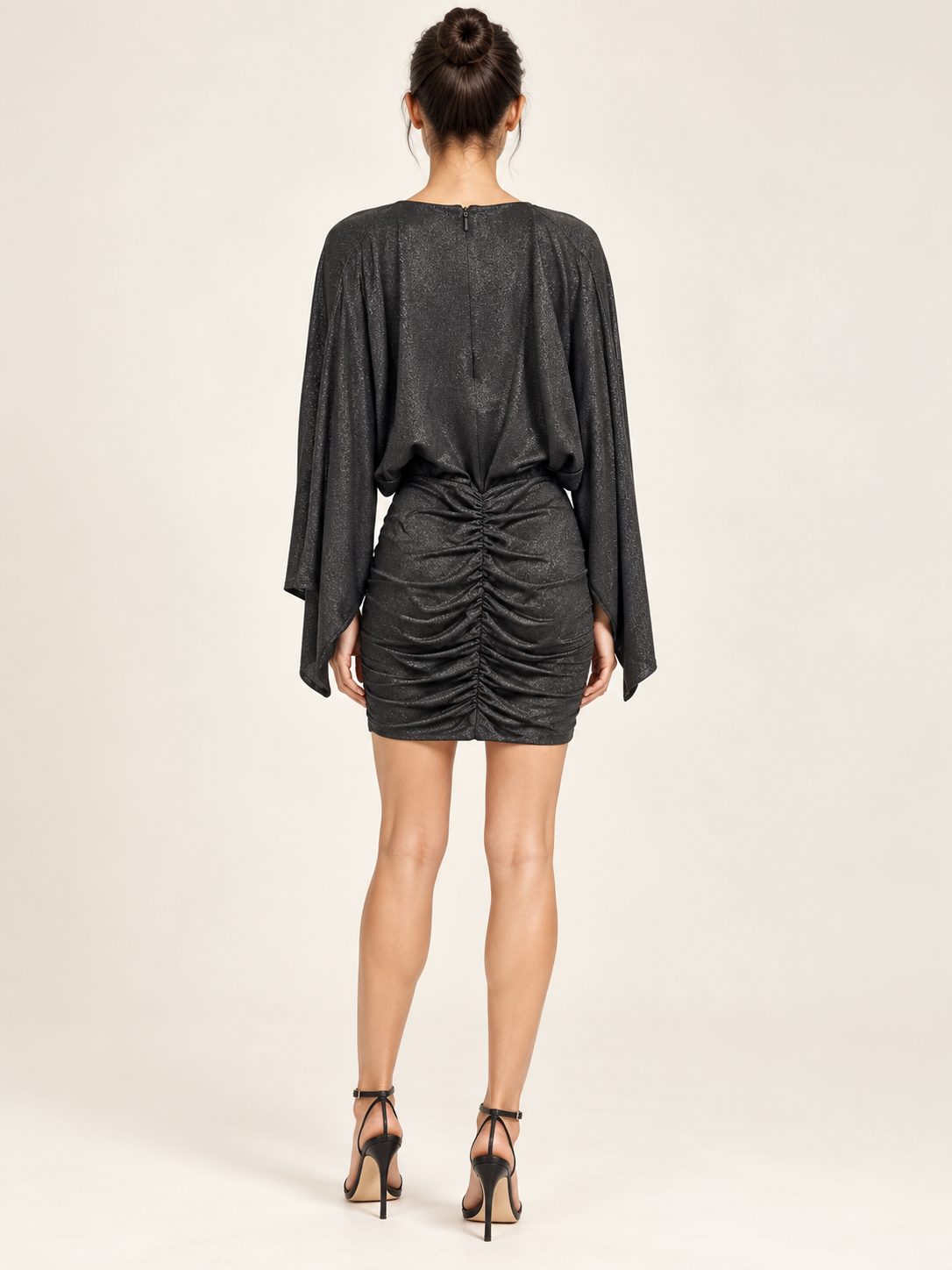 Abito Pinko antracite drappeggiato con scollo a V — retro su modella (immagine generata con AI)